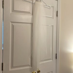 Dareth Colburn 36” fingertip bridal veil with simple Pearl edge in ivory